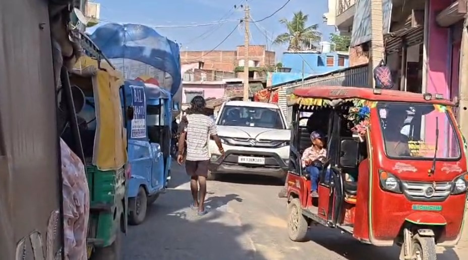 Severe Traffic Jam in Singhia Bazaar Causes Major Inconvenience — Demand for Better Traffic Management Grows
