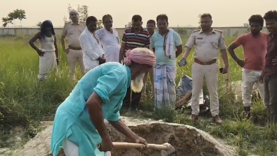 सिंघिया में एक महीना पूर्व कब्रिस्तान में दफनाया गया महिला का बॉडी को निकाला गया