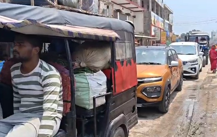 सिंघिया नगर पंचायत में भीषण गर्मी में जाम लगने से लोगो को हुई परेशानी