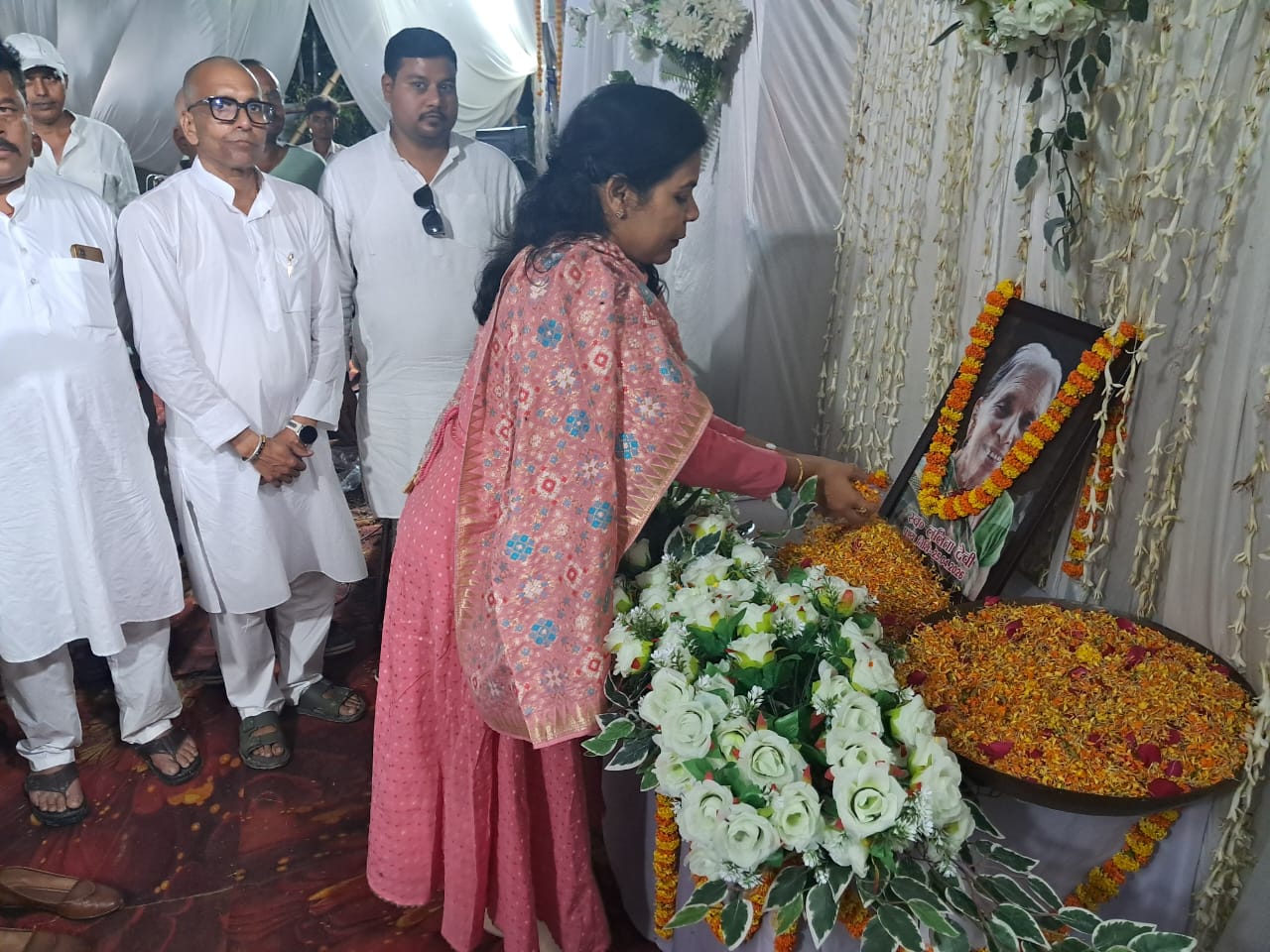 अपनी नानी के श्रद्धांजलि कार्यक्रम में पहुंची
