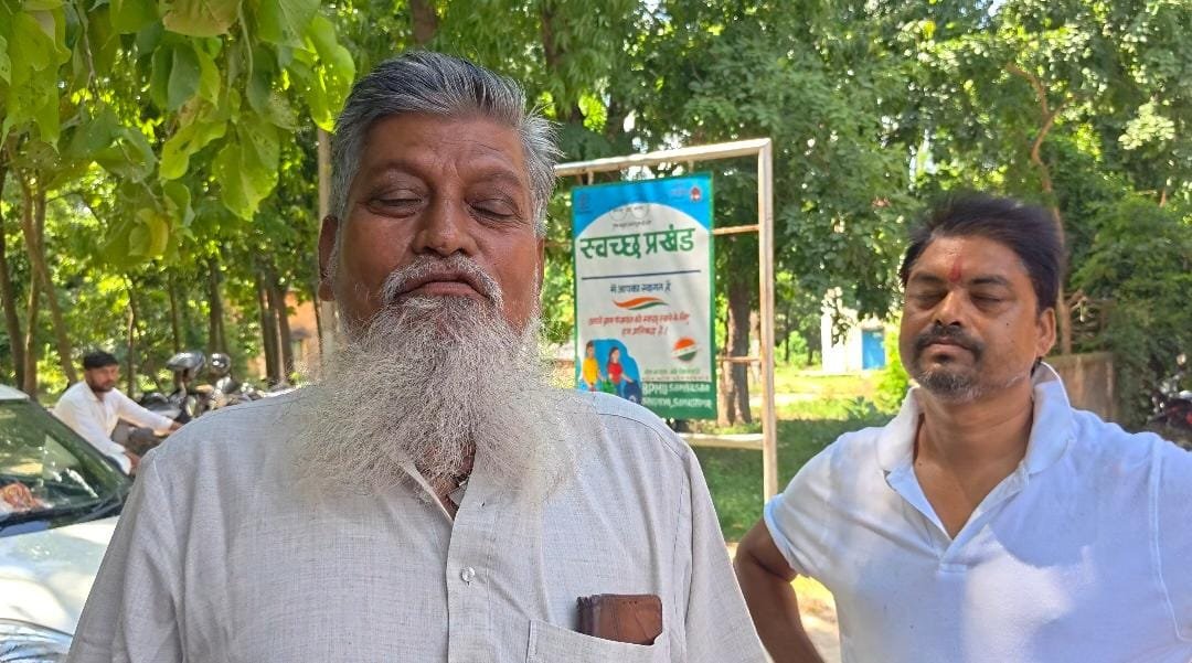 फुलहरा पंचायत के पंचायत समिति सदस्य ने वार्ड 11में मोटर गायब करने का शिकायत बीपीआरओ से किया है