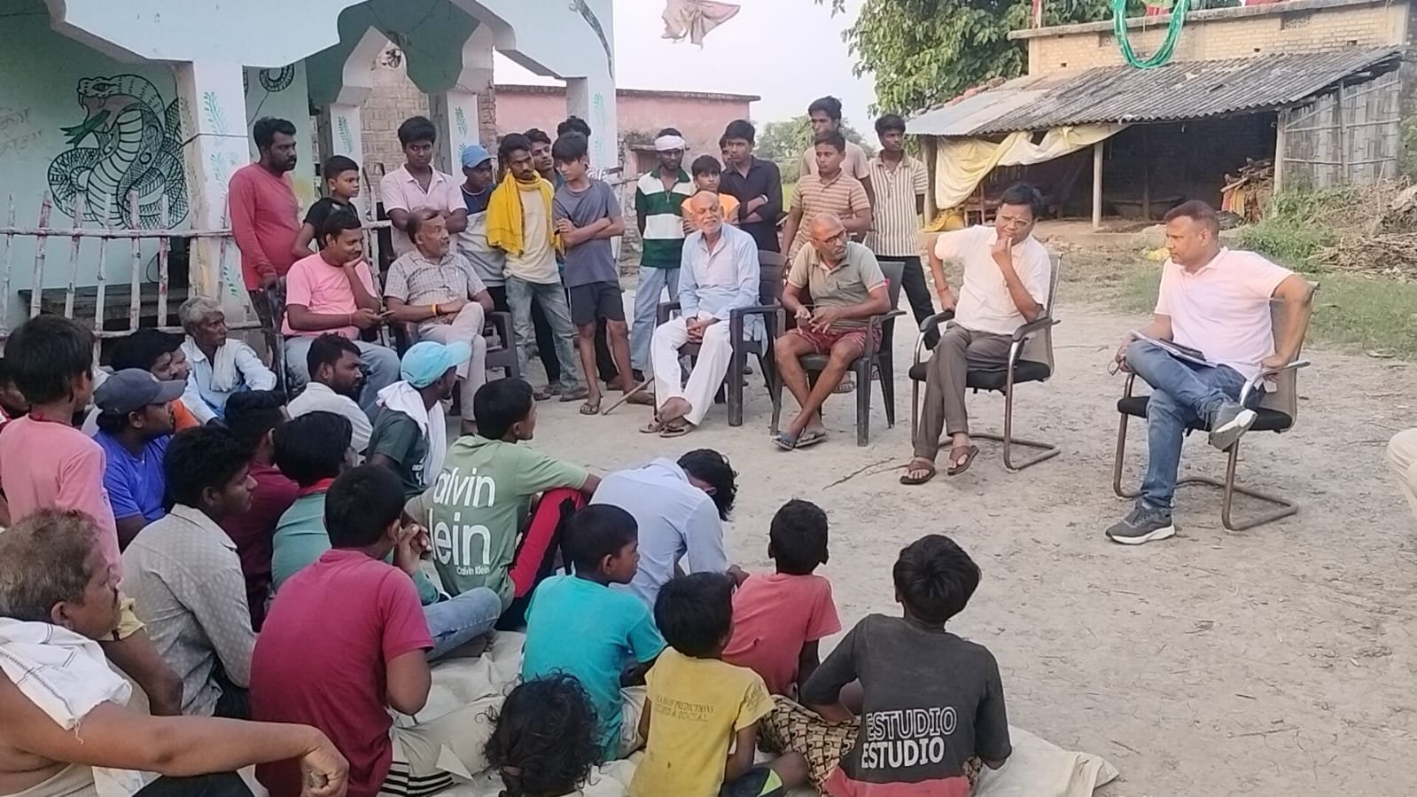 नागपंचमी पर सांप-बिच्छू के साथ करतब दिखाने पर होगी सख्त कार्रवाई, बीडीओ व थानाध्यक्ष ने ग्रामीणों को किया आगाह