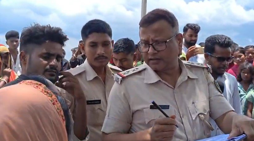 समस्तीपुर में दिल दहला देने वाली घटना! ननिहाल में पढ़ाई कर रहे 11 साल के मासूम सत्यम को जहरीले सांप ने डसा, अस्पताल पहुंचने से पहले ही टूट गई सांस, पूरे गांव में पसरा मातम |