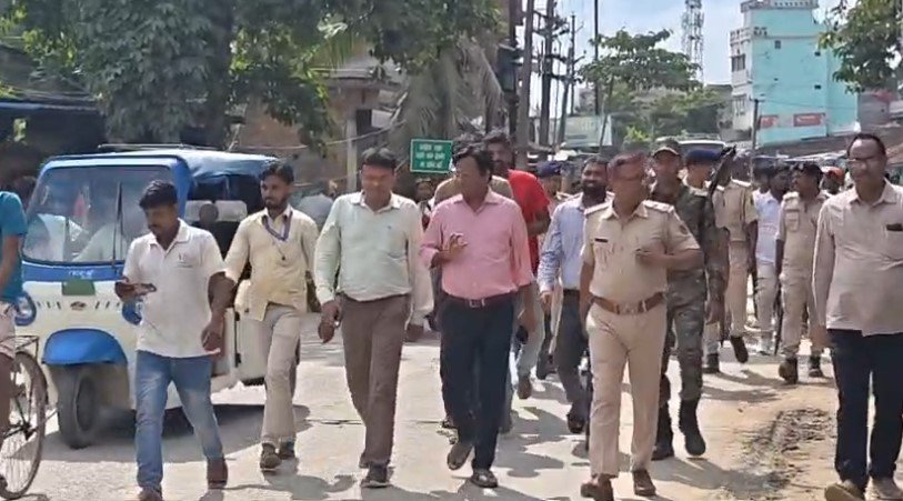 सिंघिया नगर पंचायत में चला अतिक्रमण हटाओ अभियान, सड़क किनारे से हटाए गए अस्थायी कब्जे