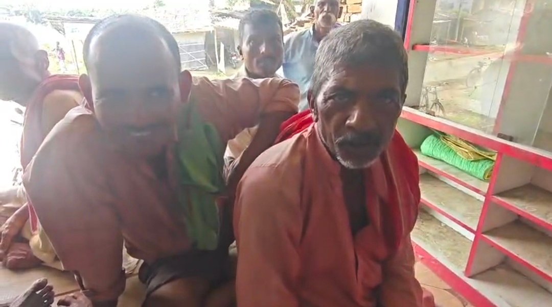 फुलहरा में पॉश मशीन काम नहीं करने से , तीन-चार दिनों से उपभोक्ताओं को नहीं मिल रहा राशन
